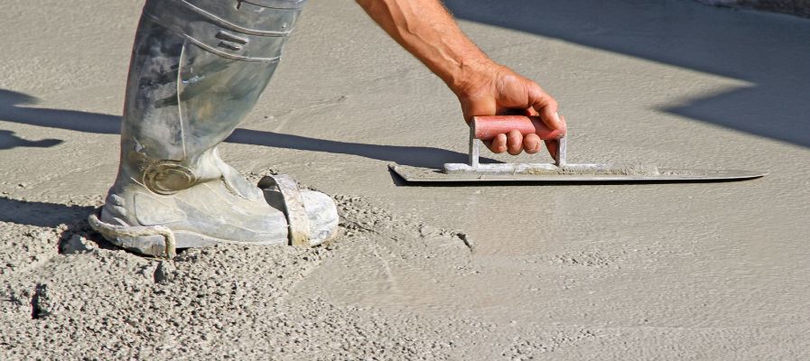 Les étapes de la pose d'une dalle en beton