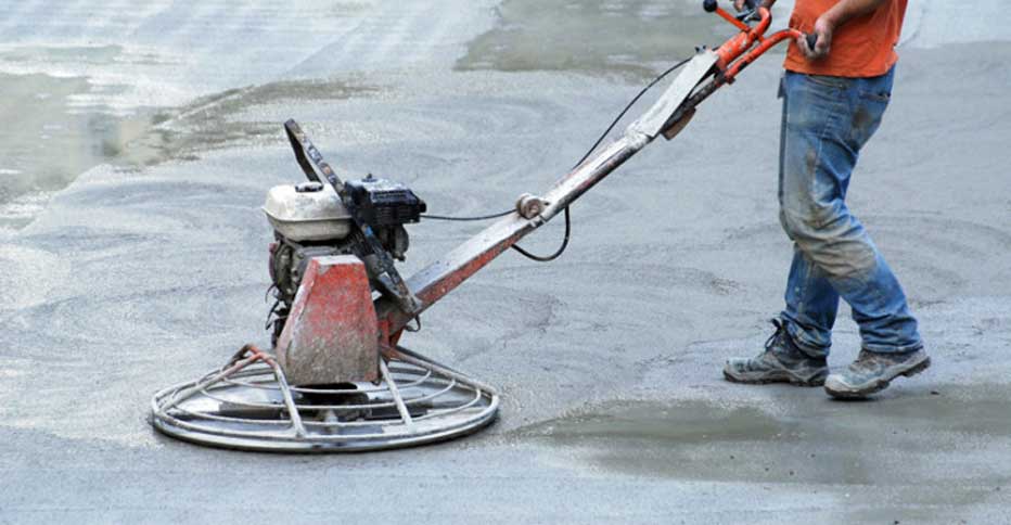 utiliser  Hélicoptère, lisseuse mécanique pour lisser le beton