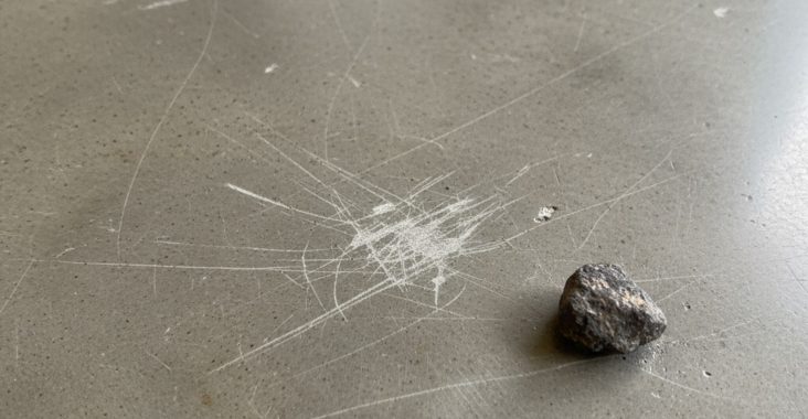Est-ce que le béton lissé se raye?
