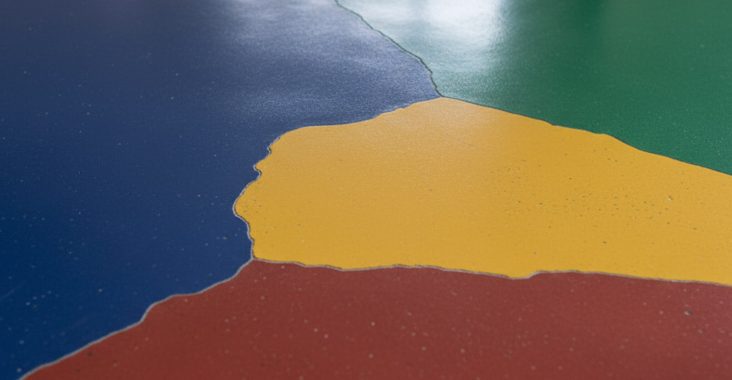 Le béton lissé se colore-t-il facilement?