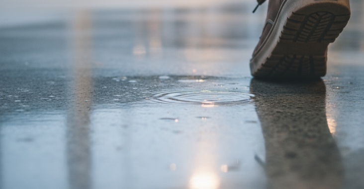 Le béton lissé est-il glissant en cas d’humidité?